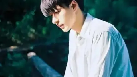 阿森纳辉煌对决：当代精英与足球巨星共铸壮观TIFO，同城巅峰争霸一触即发！